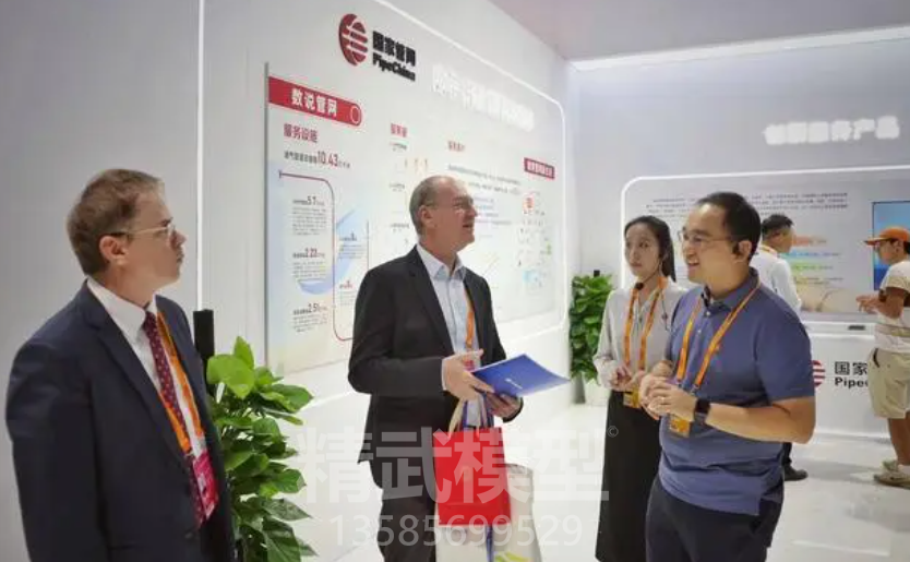 會(huì)議中心，2024年服貿(mào)會(huì)綜合展，兩位外國(guó)來(lái)賓參觀管網(wǎng)展臺(tái)